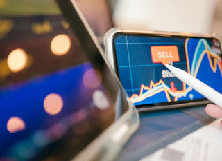 Trgovec z več trgi, ki analizira Bitcoin, Ethereum in opcije na forexu